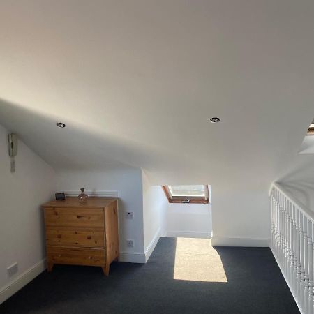 Studio Flat Hatch End エクステリア 写真
